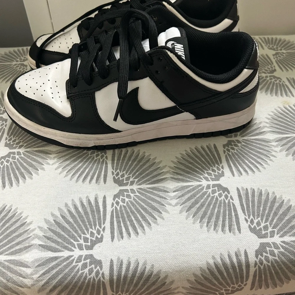 Nike Womens Black and White Sneakers - Picture 4 of 9